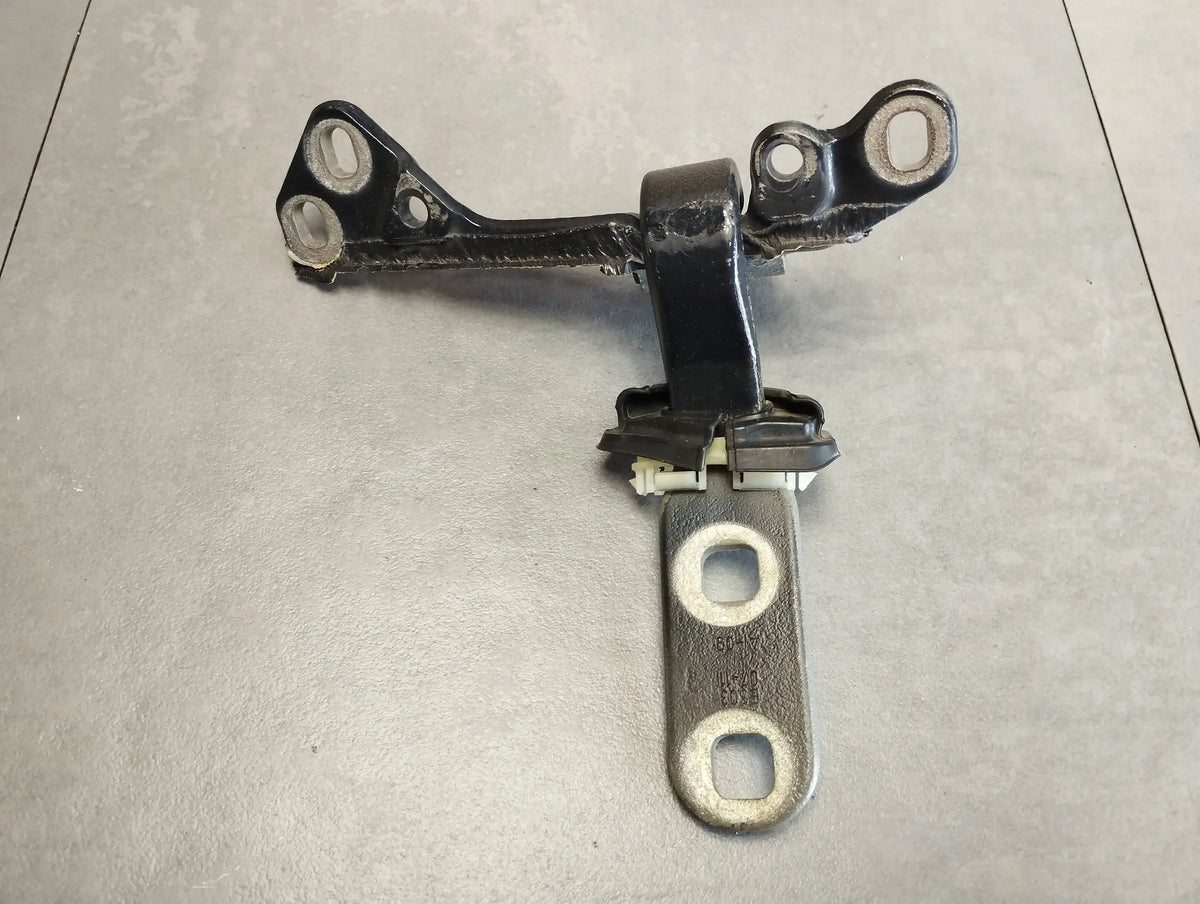 BMW X6 E71 FLAP HINGE RIGHT 7175830