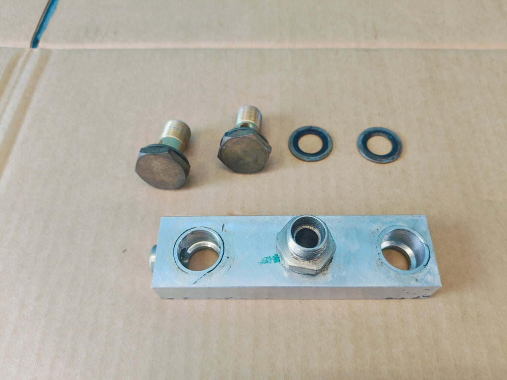CLAAS AXION 810-850 C-MATIC A31 BRAKE PUMP CONNECTOR PLATE 0011216800