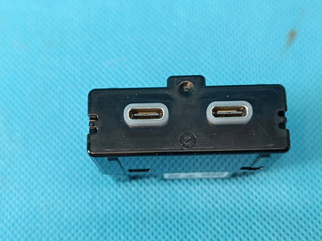 CUPRA LEON COMBI 2,0 TFSI 221KW 2023 R USB TYPE C DUAL CHARGER 3G5035954A