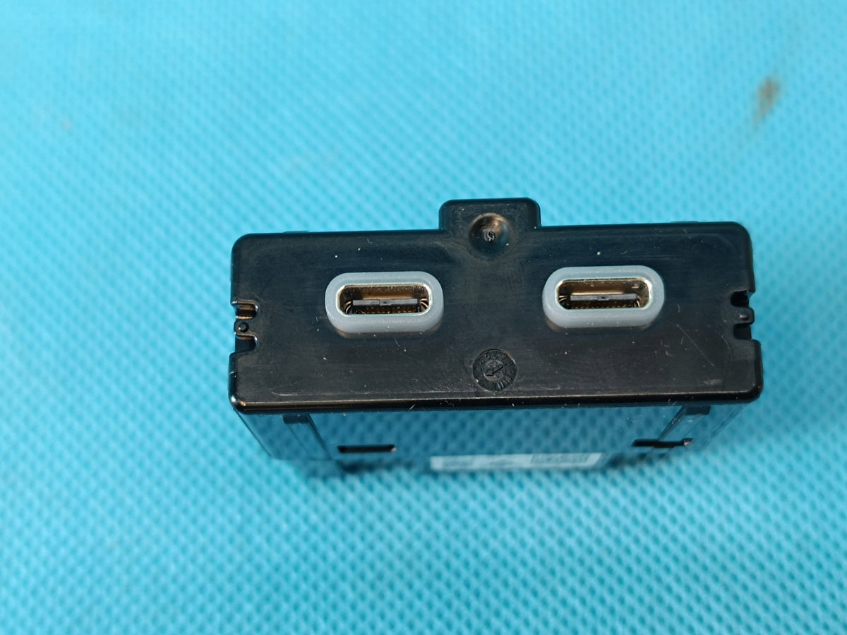 CUPRA LEON COMBI 2,0 TFSI 221KW 2023 R USB TYPE C DUAL CHARGER 3G5035954A