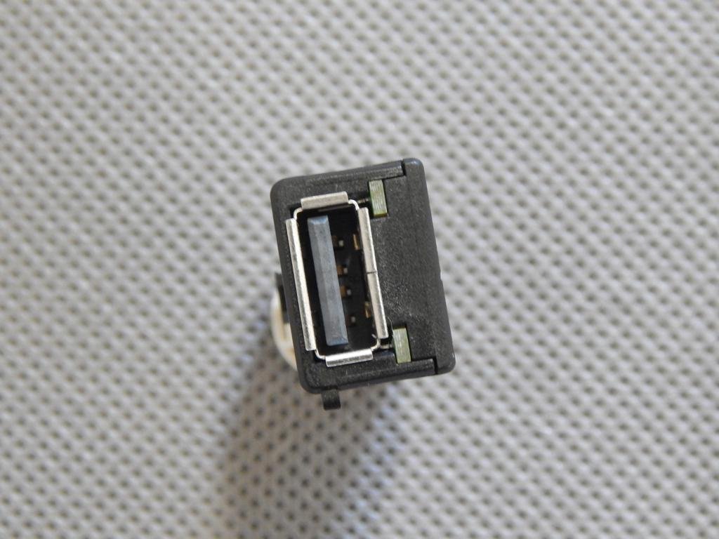 FABIA III CONNECTOR INPUT USB PORT 5Q0035726B