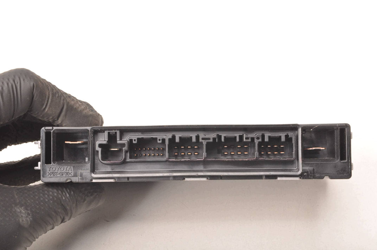 FUSE BOX LEXUS IS III 2.5 HYBRID 82644-53010-B