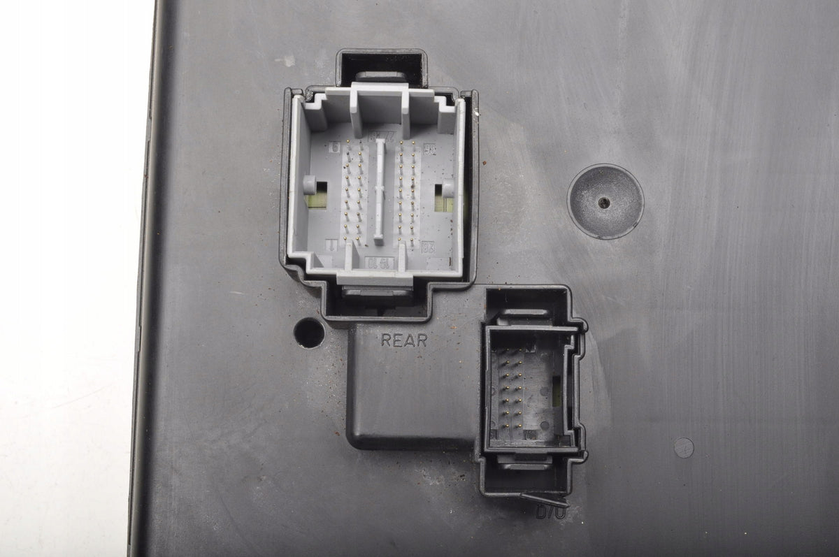 FUSE BOX VOLVO S60 V70 II 8688264