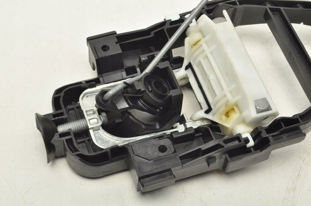 HANDLE HOLDER LEFT FRONT VOLVO S60 III V60 II 30747095