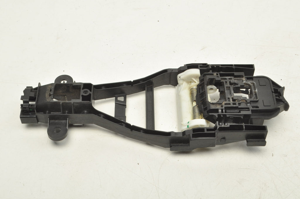 HANDLE MOUNT RIGHT FRONT VOLVO S60 III V60 II 30747097