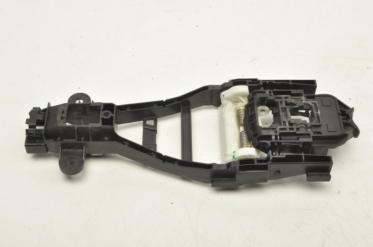 HANDLE MOUNT RIGHT FRONT VOLVO S60 III V60 II 30747097