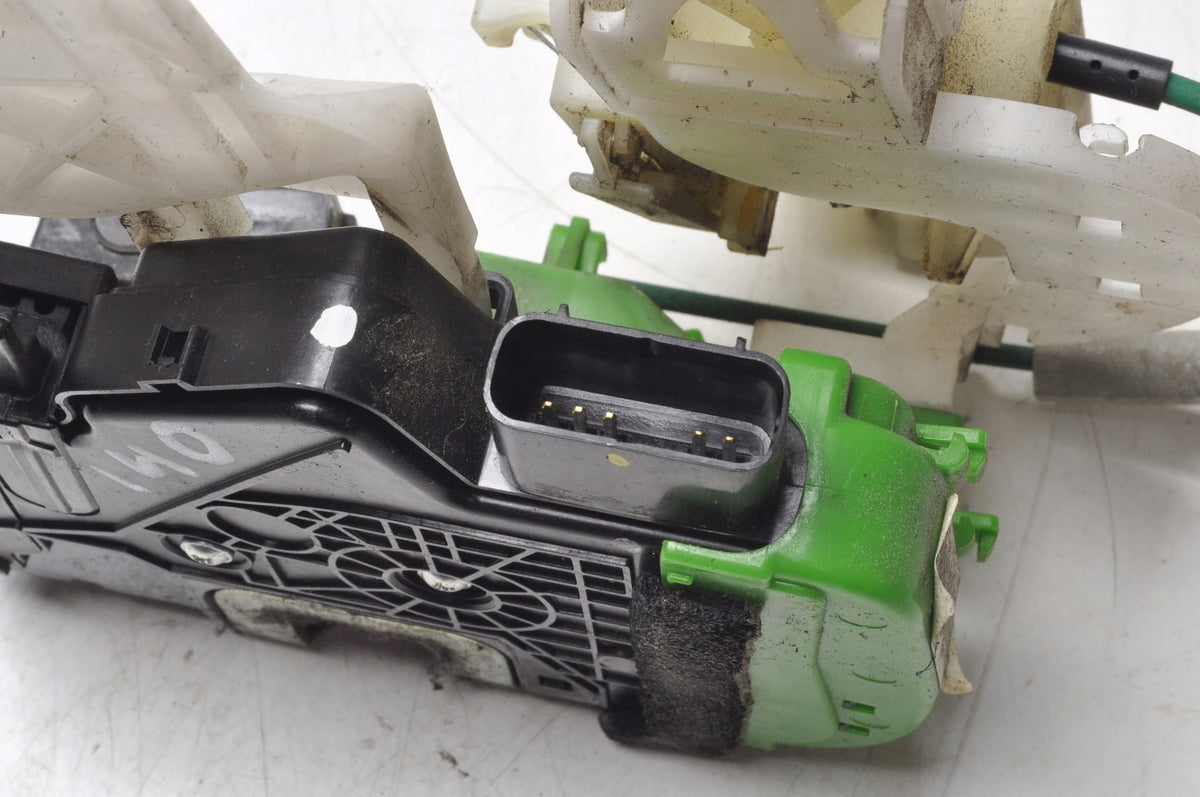 HYUNDAI I40 DOOR LOCK RIGHT FRONT 81320-3Z010