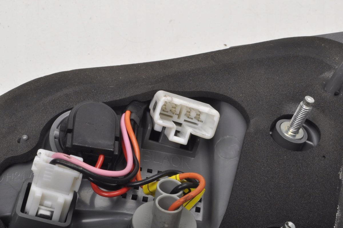 HYUNDAI I40 LAMP LEFT REAR FLAP SEDAN 92403-3Z300