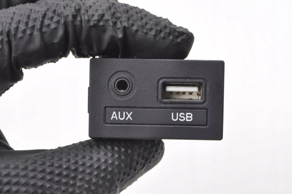 HYUNDAI I40 SOCKET PANEL USB INPUT 3Z6004X 96120-3Z6004X LIFT