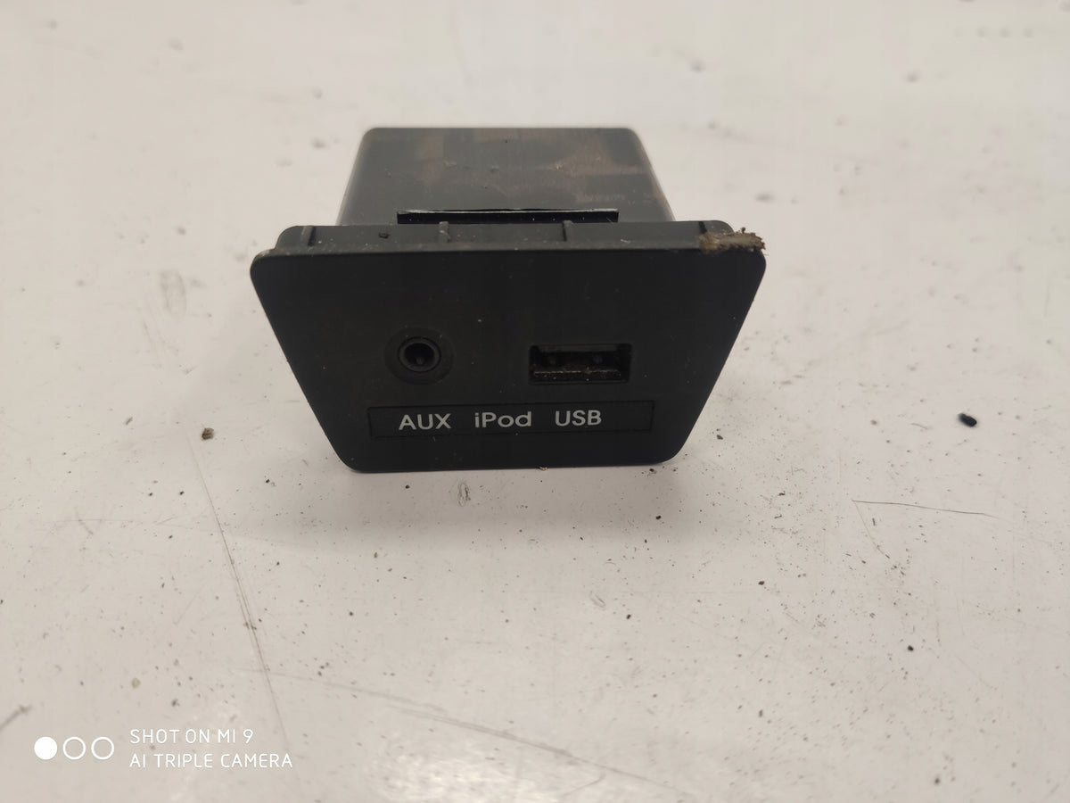 HYUNDAI IX35 10R USB AUX SOCKET 96110-2S500