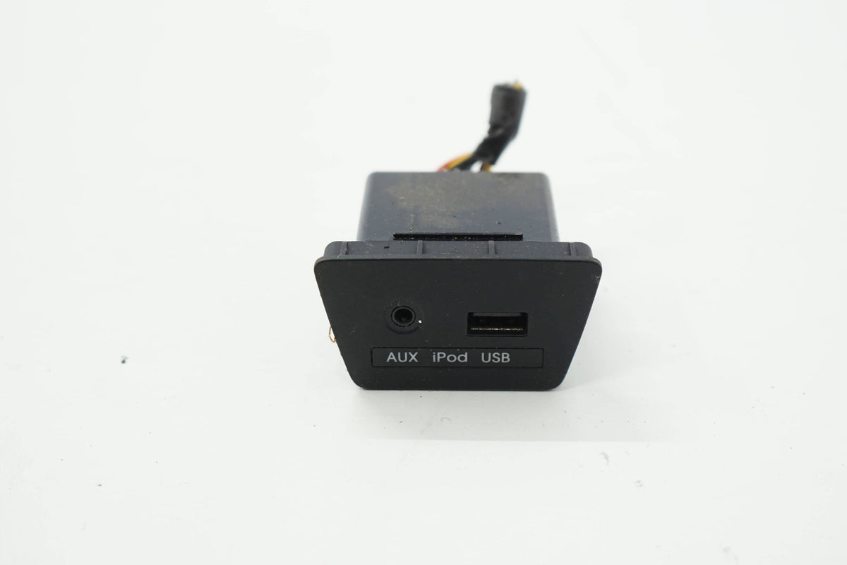 HYUNDAI IX35 11R SOCKET CONNECTOR AUX USB 96110-2S000TAN