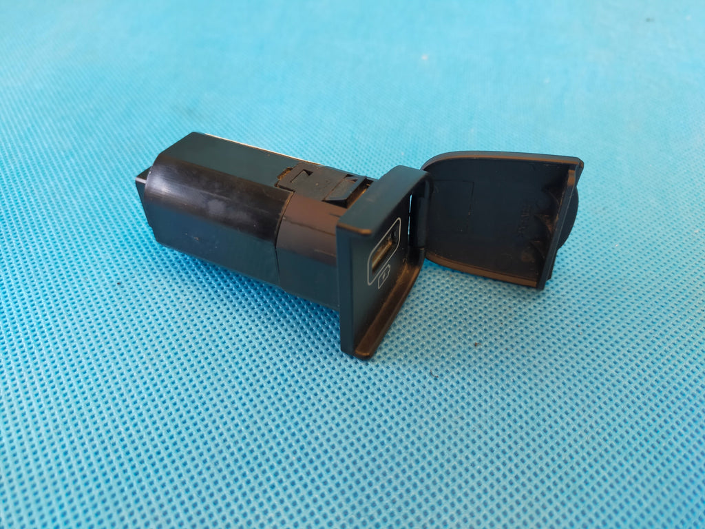 HYUNDAI SANTA FE 4 IV 2.0CRDI 185KM 2020R USB SOCKET CHARGER 96125-S1000