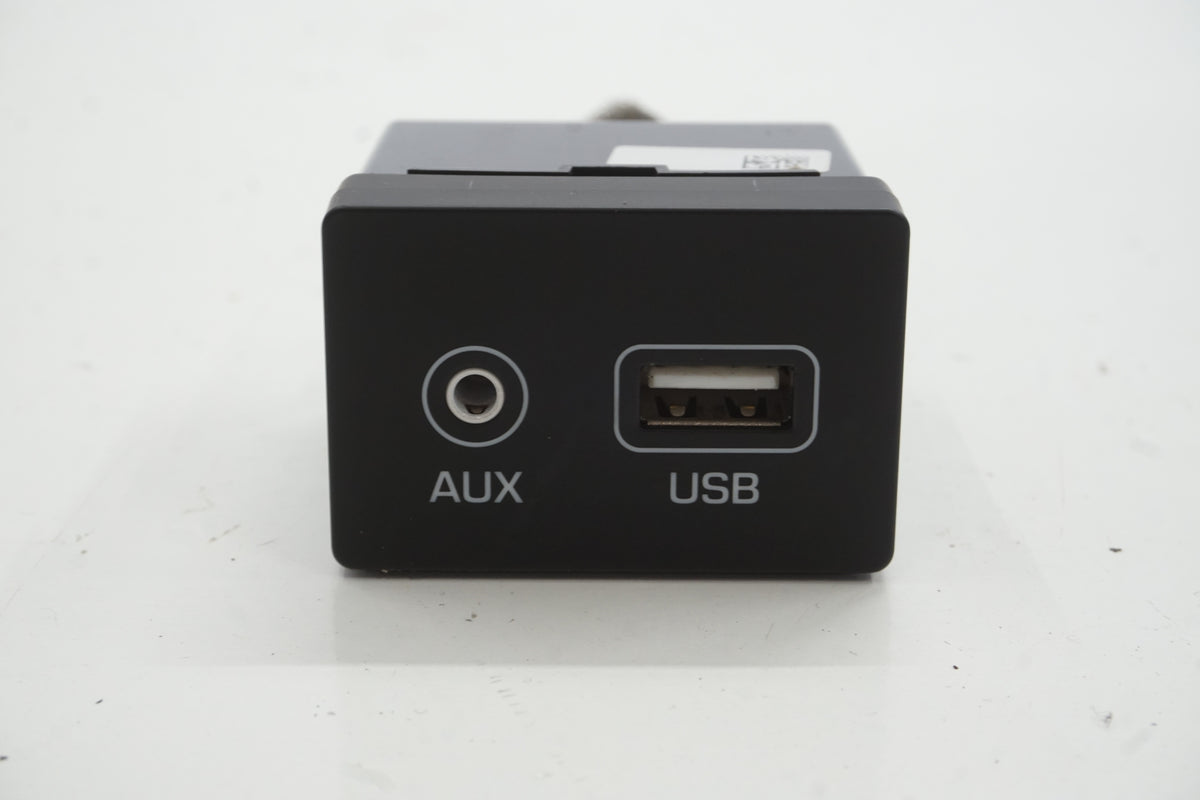 HYUNDAI TUCSON III 16R USB AUX SOCKET 96120-D3500