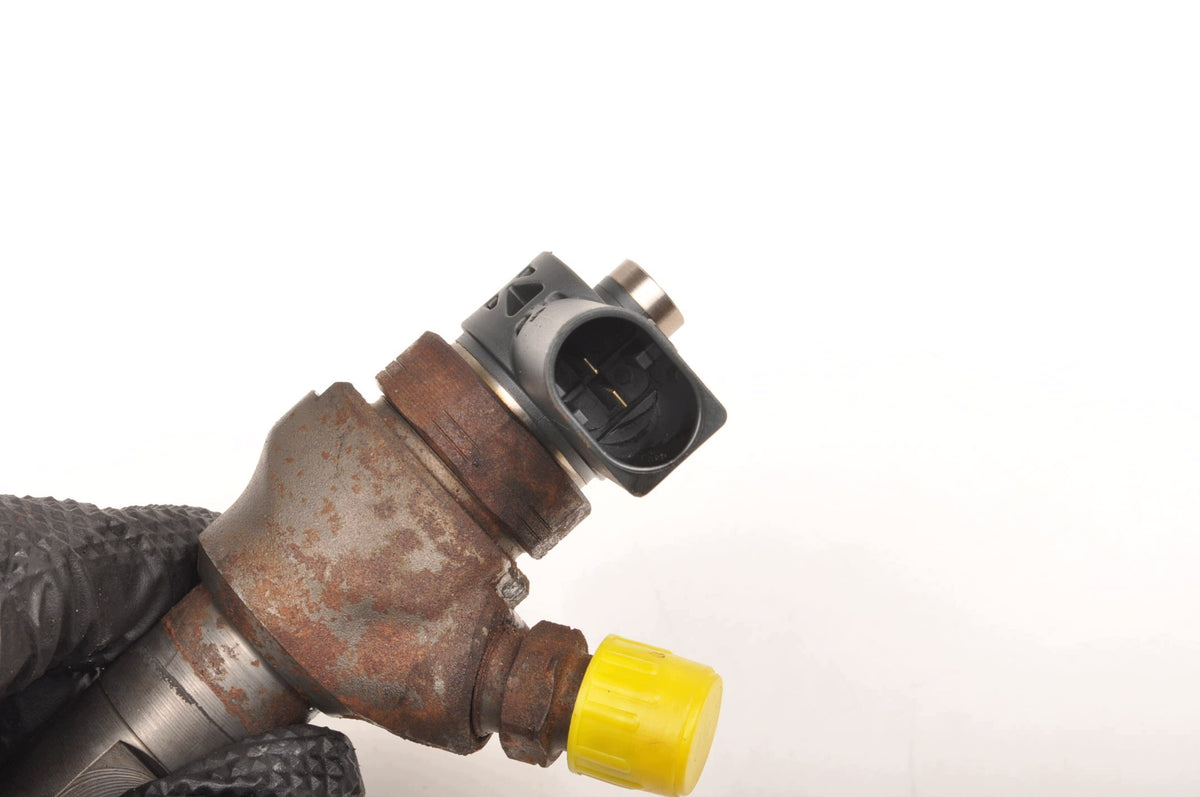 INJECTOR VW PASSAT B7 AUDI A4 B8 A5 AND 03L130277J 0445110369