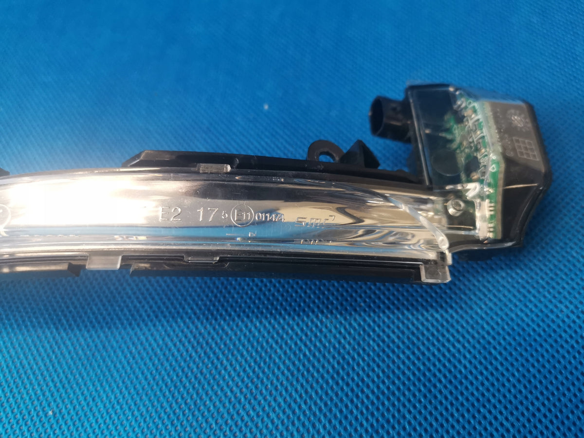 JAGUAR XF II X260 2018R 3.0TD V6 MIRROR DIRECTION INDICATOR RIGHT FRONT T2H9671