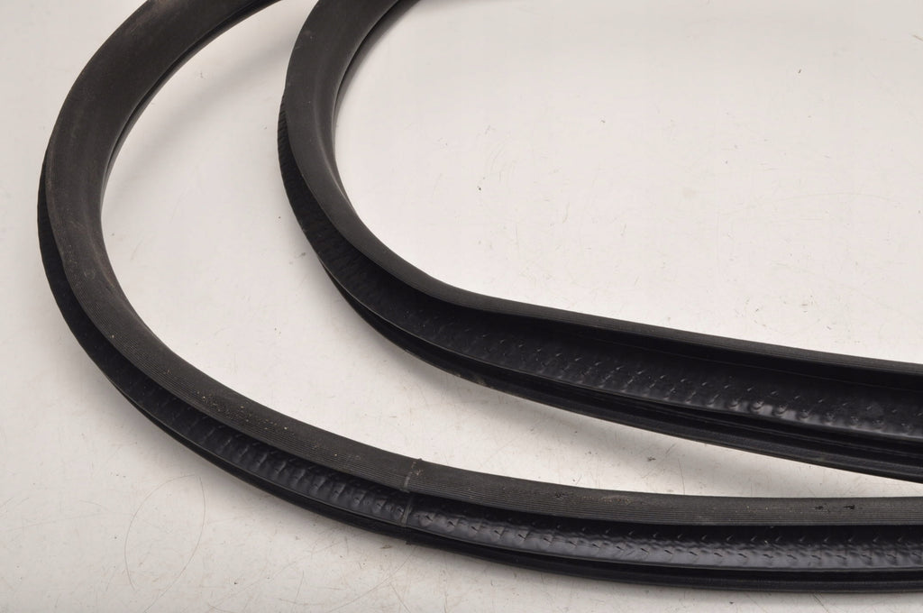 LAND ROVER DISCOVERY L462 DOOR SEAL LEFT FRONT