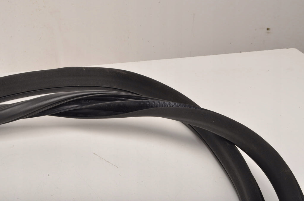 LAND ROVER DISCOVERY L462 DOOR SEAL LEFT FRONT