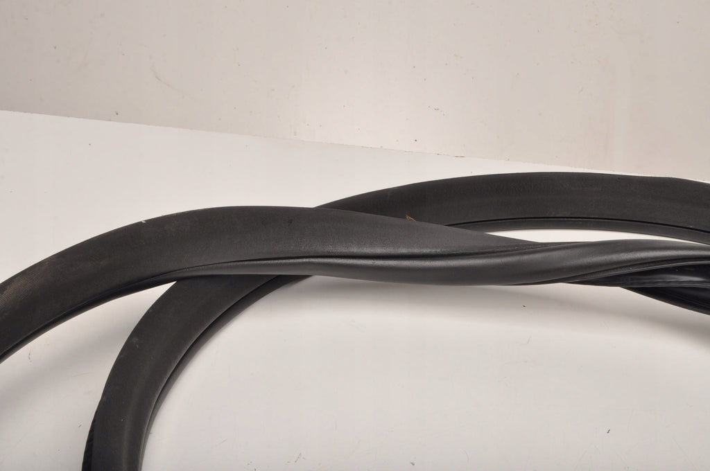 LAND ROVER DISCOVERY L462 DOOR SEAL LEFT FRONT