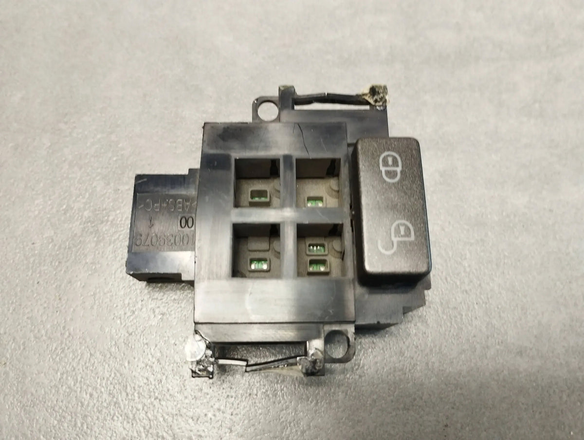 Land Rover Range Rover Sport L320 LOCK RIGHT FRONT AH2214017AA