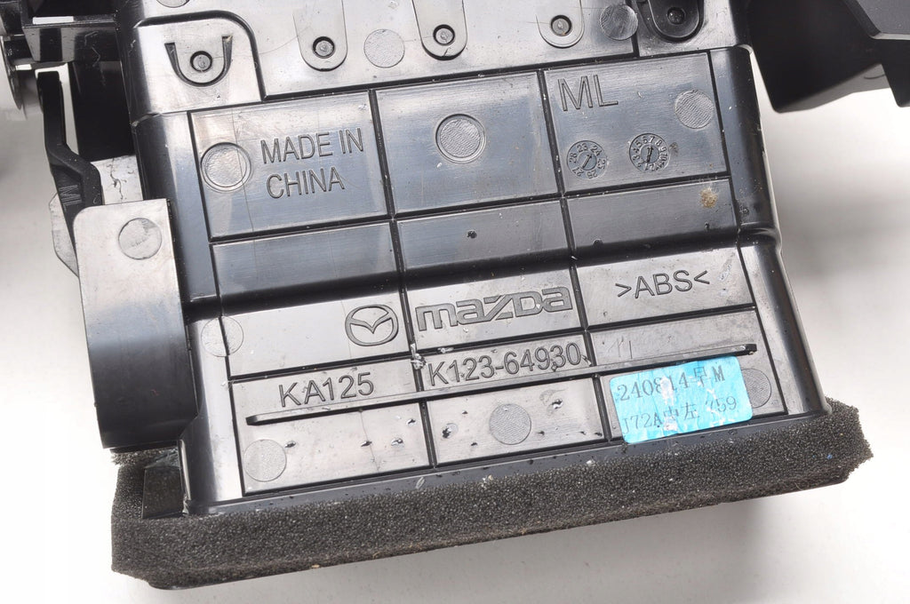 MAZDA CX-5 II LIFT CENTRAL AIR SUPPLY GRILLE K123-64930