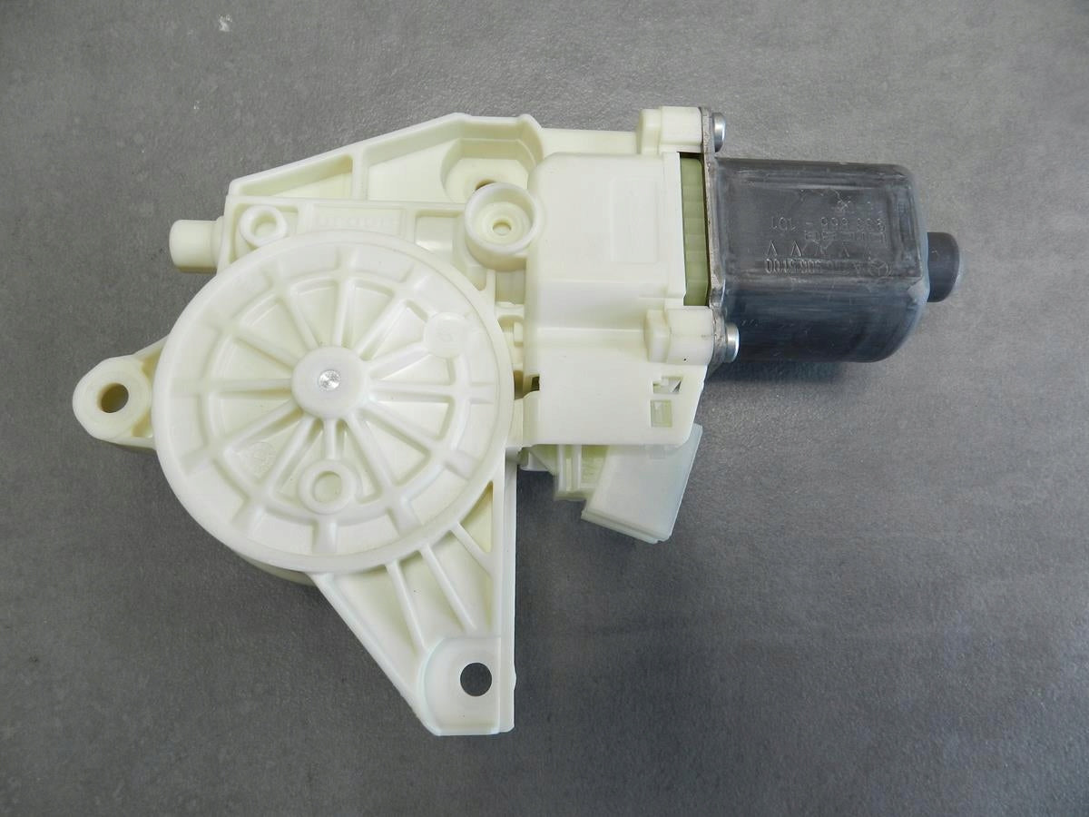 MERCEDES W176 WINDSCREEN MOTOR LEFT A2469065100