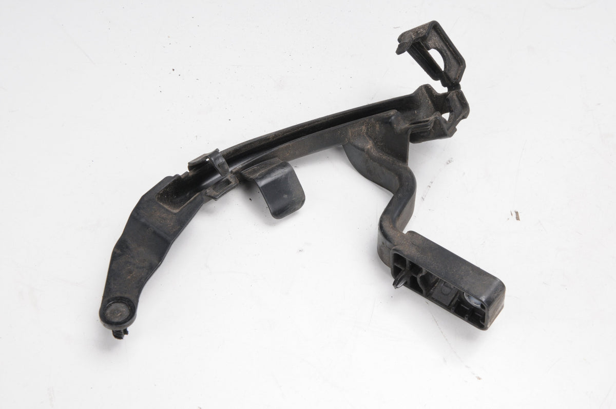 MERCEDES W177 SENSOR MOUNT ABS LEFT REAR2475460900