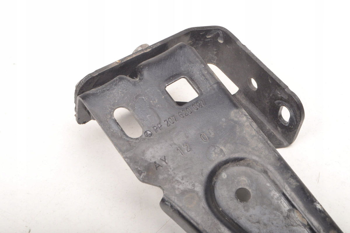 MERCEDES W207 FRONT BELT MOUNT BRACKET RIGHT 207620027