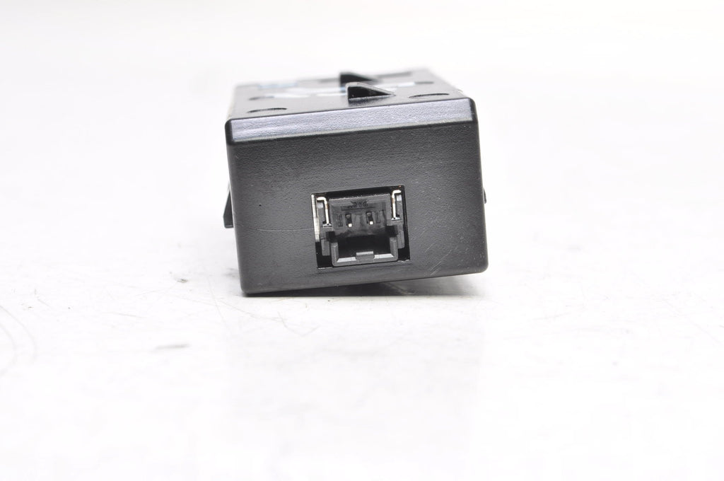 MG ZS SOCKET PORT INPUT USB 11060959 2024R LIFT