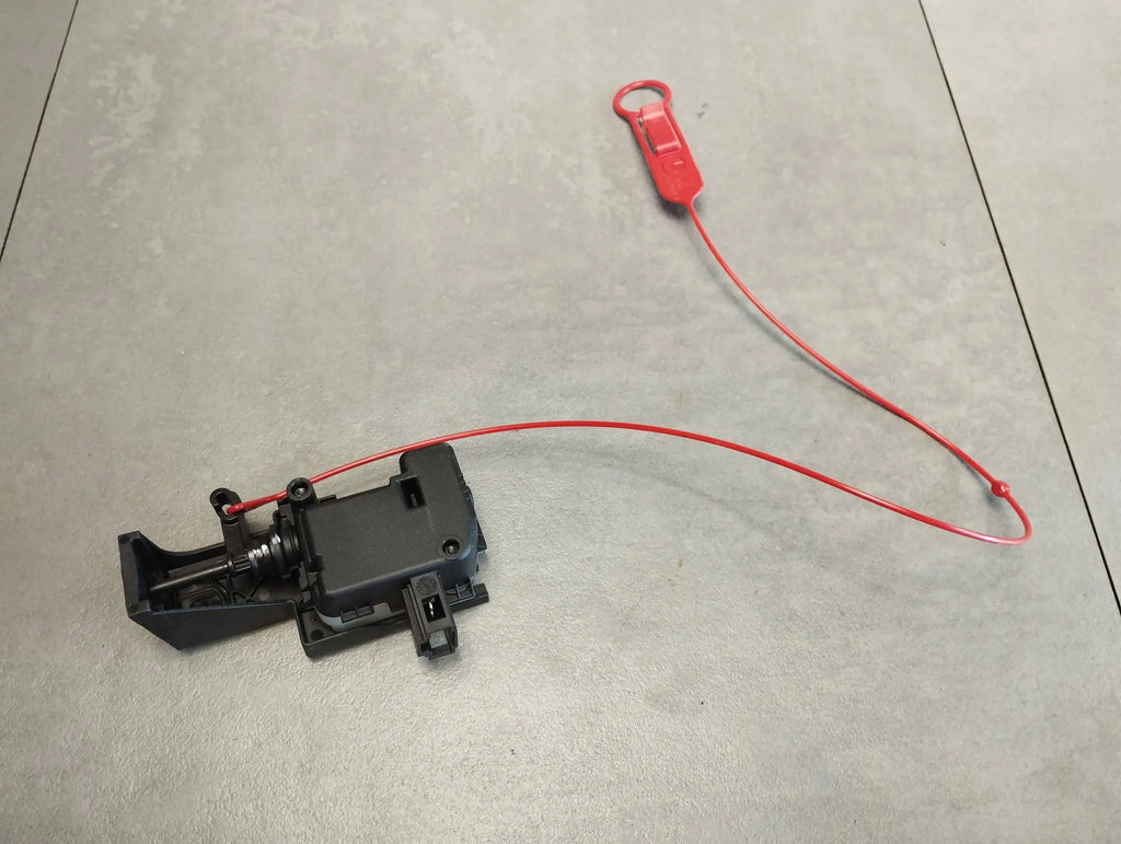 Mercedes-Benz CLS C218 FUEL FLAP ACTUATOR A2048200072