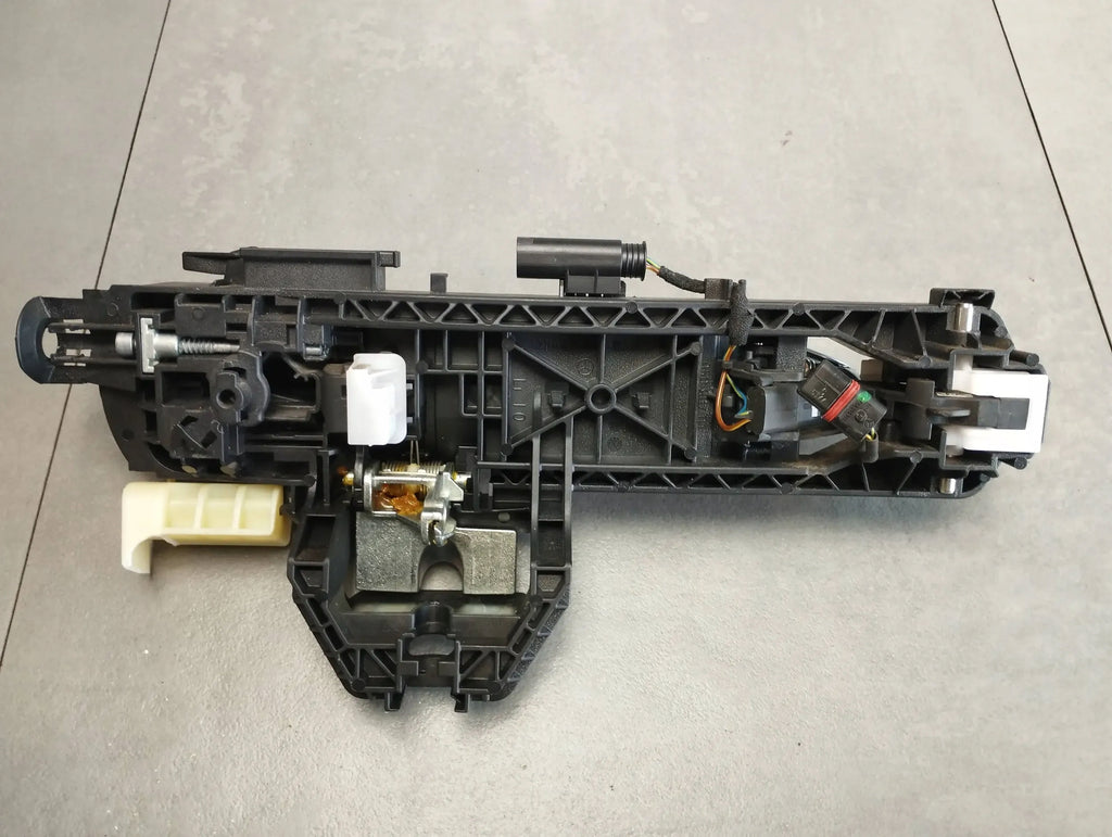 Mercedes-Benz CLS C218 HANDLE LEFT FRONT KEYLESS 775 UK