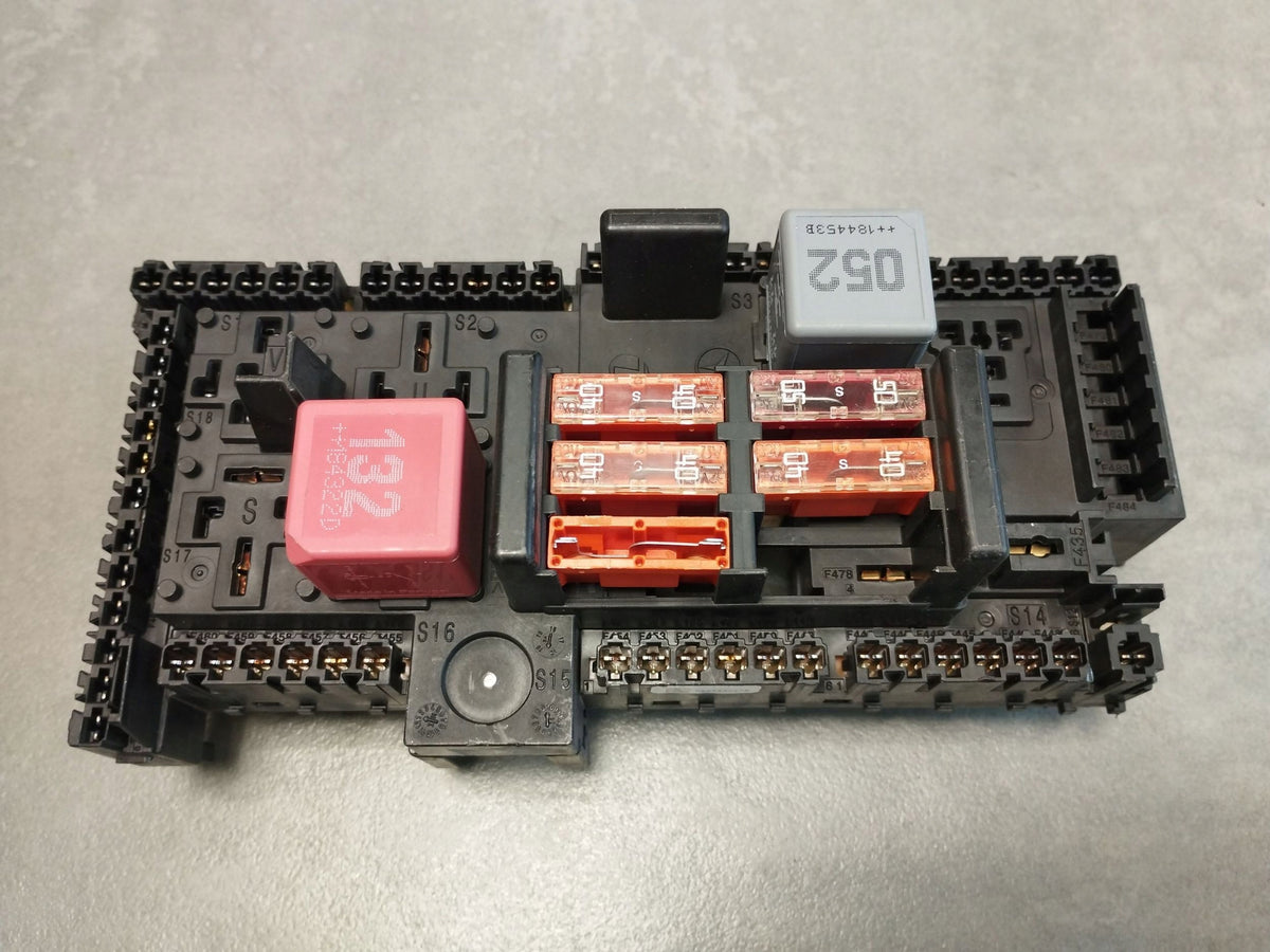 Mercedes-Benz E W213 FUSE BOX A2139068801