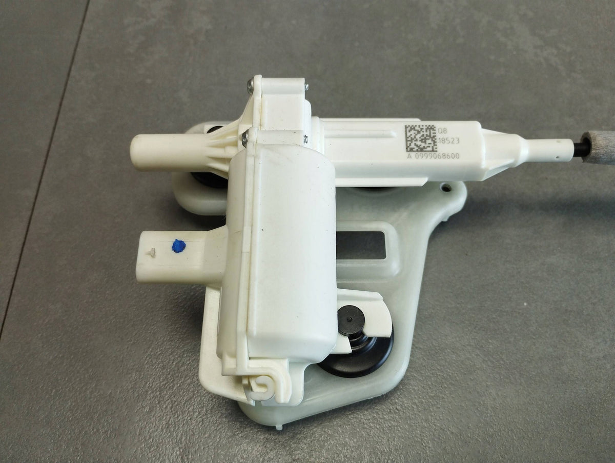 Mercedes-Benz GLC X253 FLAP CLOSING MECHANISM A0999068600