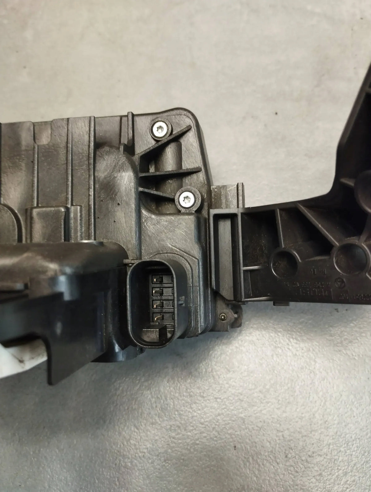 Mercedes-Benz GLC X253 LOCK RIGHT REAR A2220064099