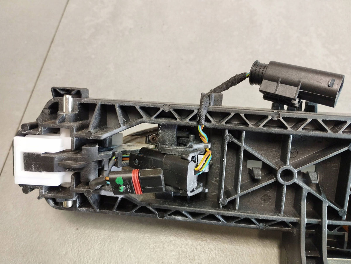 Mercedes-Benz GLE W166 HANDLE RIGHT REAR 799 A2047602434
