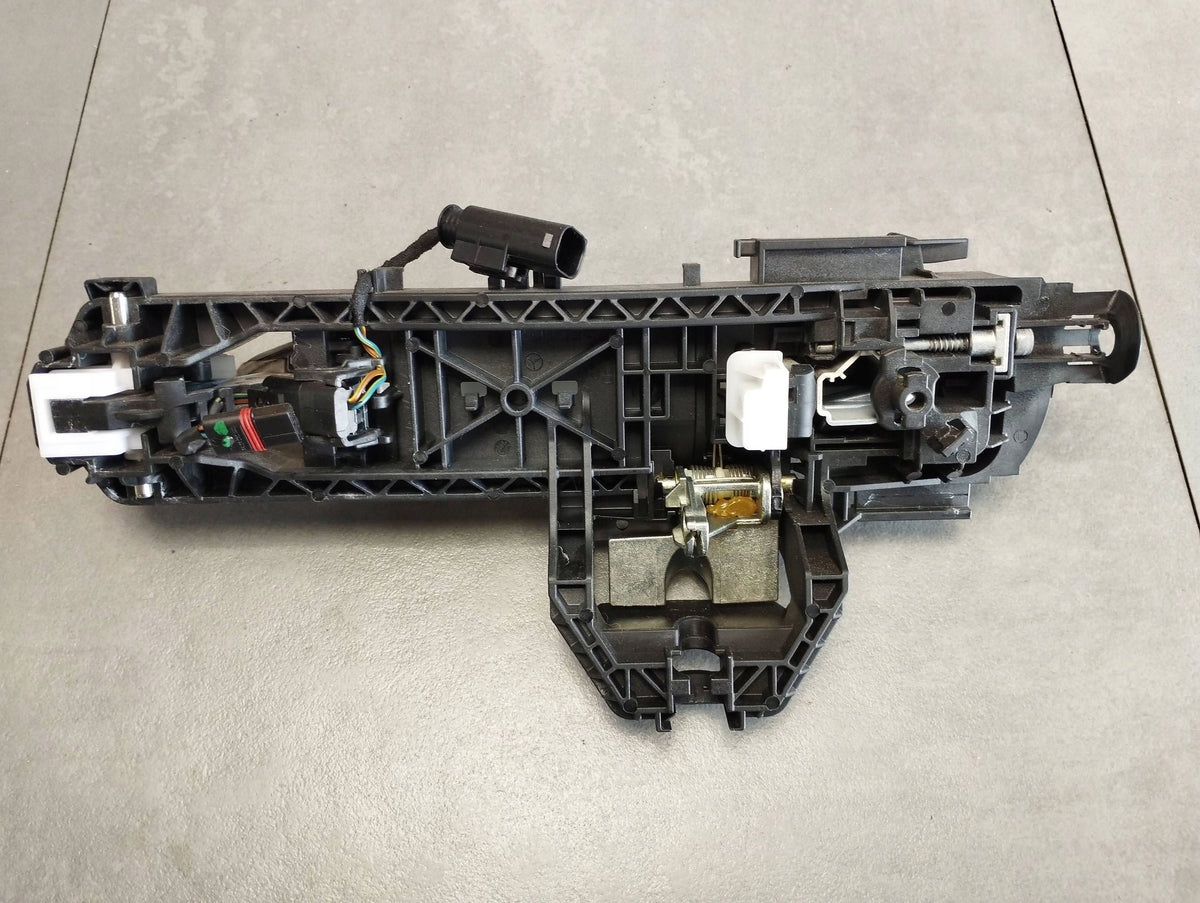 Mercedes-Benz GLE W166 HANDLE RIGHT REAR 799 A2047602434