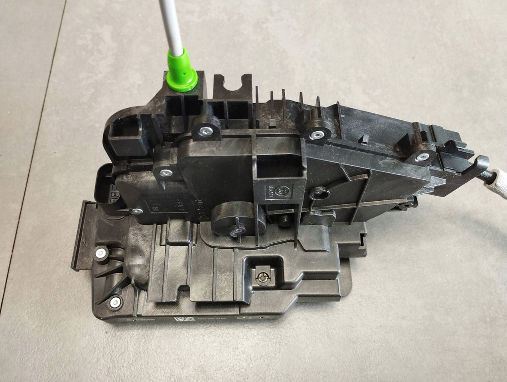 Mercedes-Benz GLE W166 LOCK RIGHT REAR A2220064099