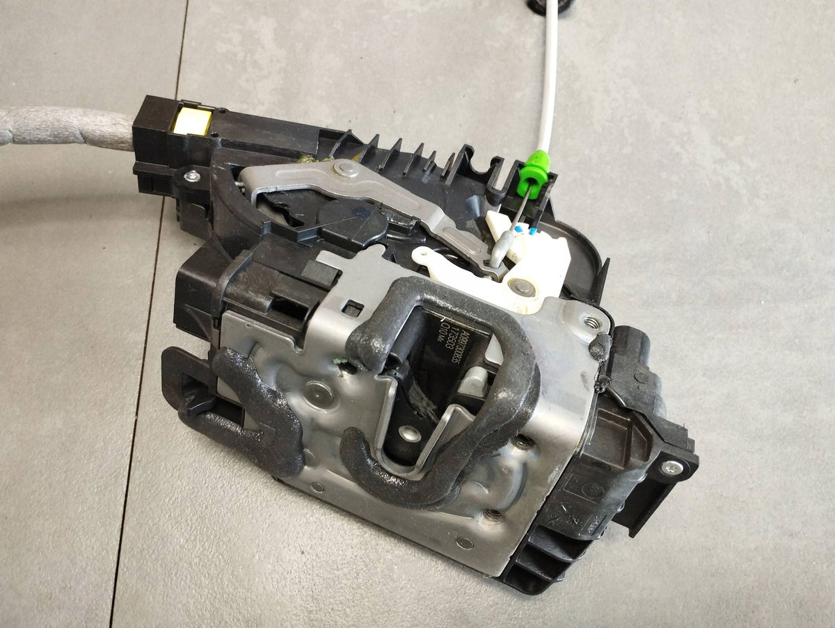Mercedes-Benz GLE W166 LOCK RIGHT REAR A2220064099