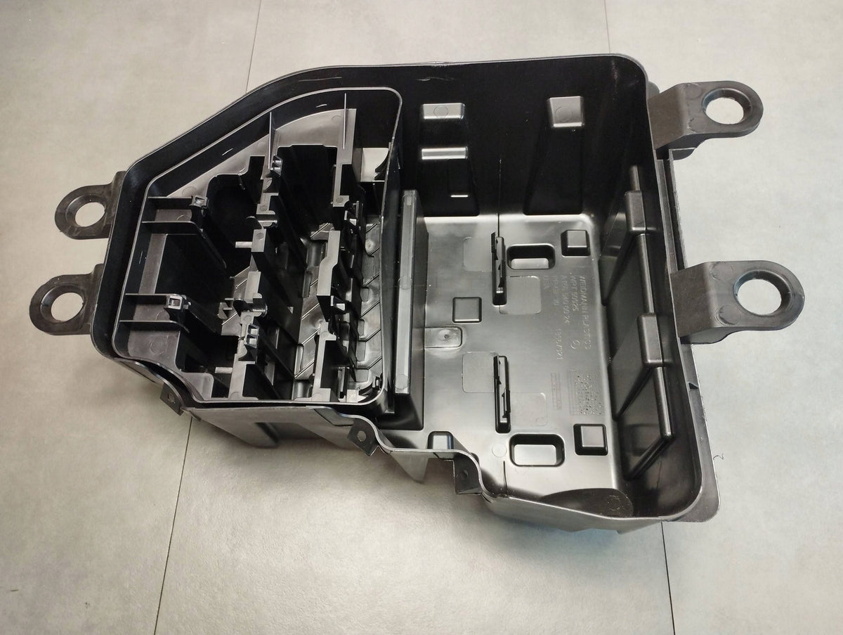 Mercedes-Benz GLE W166 fuse box housing A1665400024