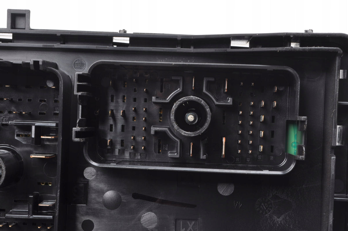 OPEL ASTRA K V FUSE BOX 39040852