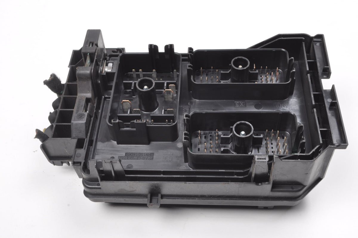 OPEL ASTRA K V FUSE BOX 39040852