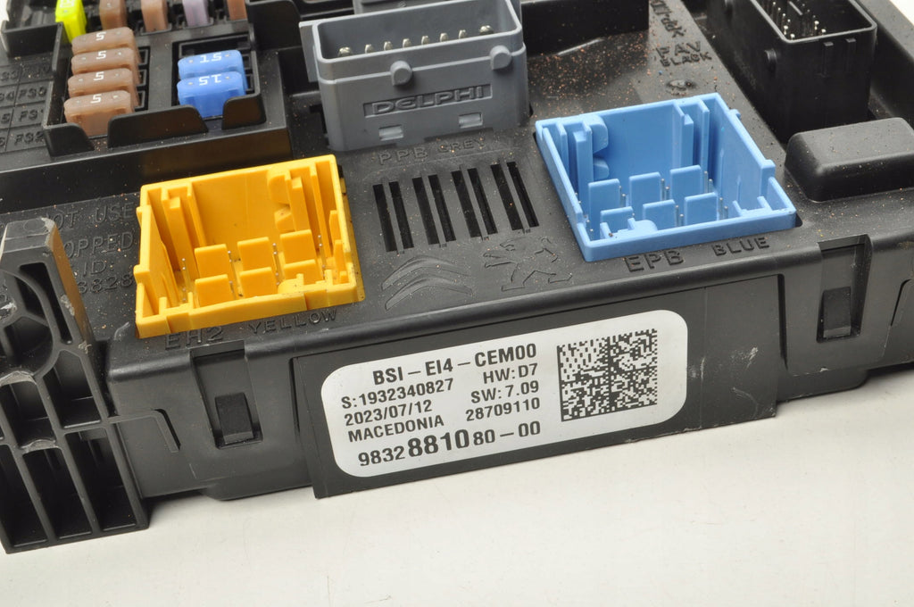 OPEL MOCHA B II E-CORSA FUSE BOX 9832881080