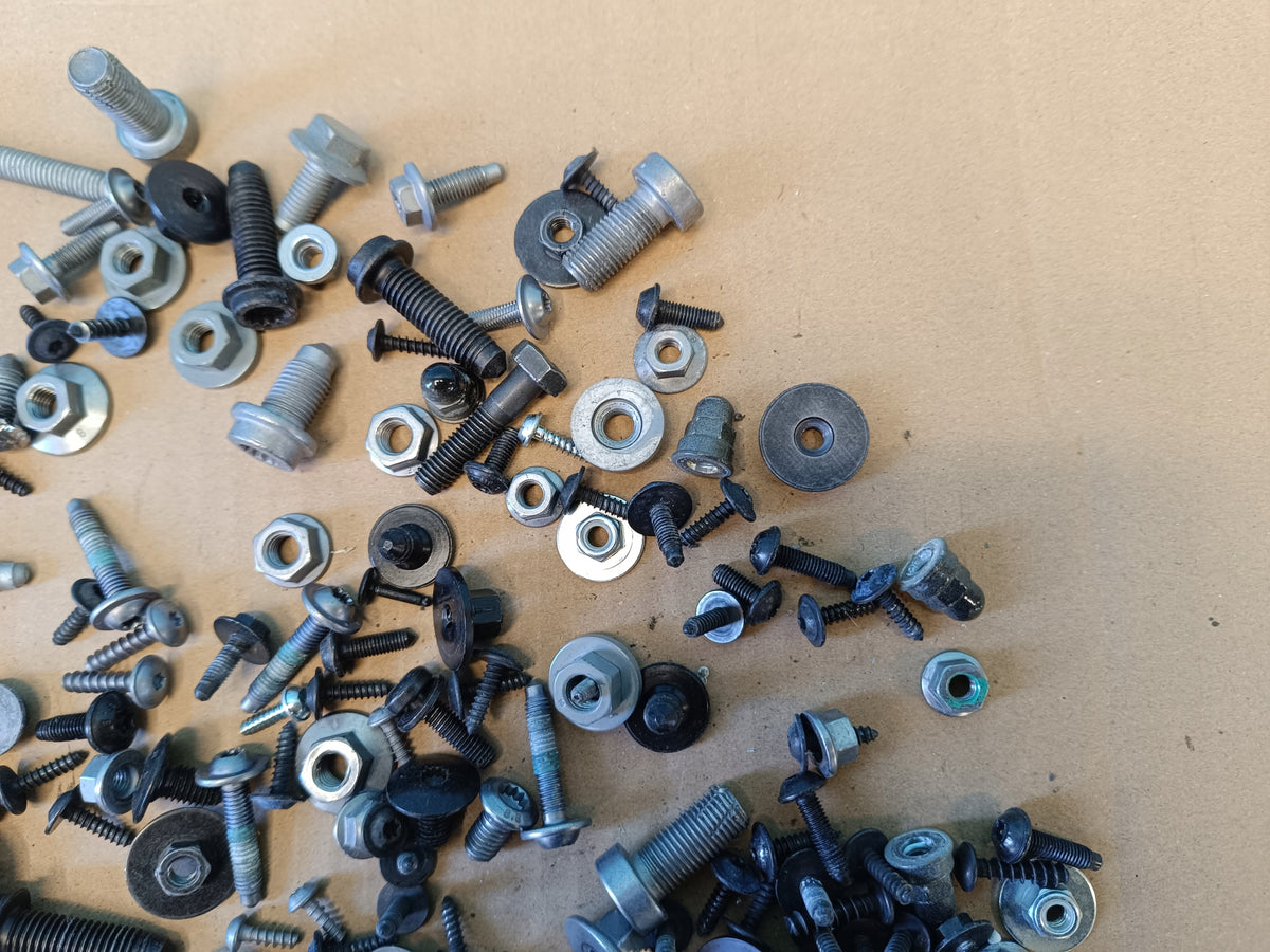 SEAT LEON 4 IV FR COMBI 2.0 TDI 110KW 2021 R INTERIOR SCREWS 1,80KG