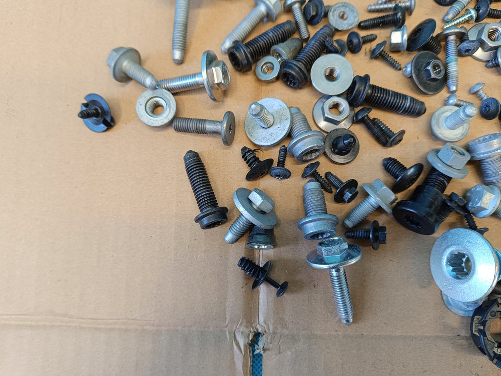 SEAT LEON 4 IV FR COMBI 2.0 TDI 110KW 2021 R INTERIOR SCREWS 1,80KG