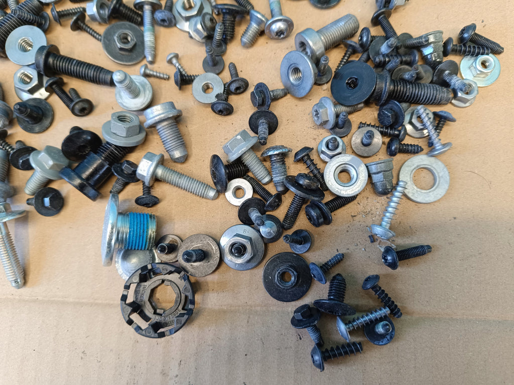 SEAT LEON 4 IV FR COMBI 2.0 TDI 110KW 2021 R INTERIOR SCREWS 1,80KG