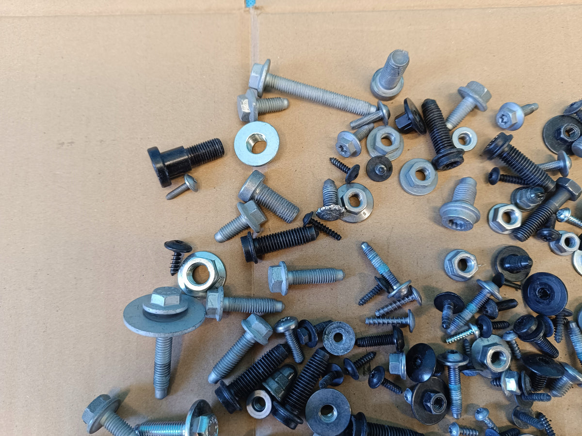 SEAT LEON 4 IV FR COMBI 2.0 TDI 110KW 2021 R INTERIOR SCREWS 1,80KG