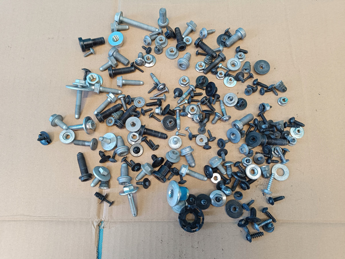 SEAT LEON 4 IV FR COMBI 2.0 TDI 110KW 2021 R INTERIOR SCREWS 1,80KG