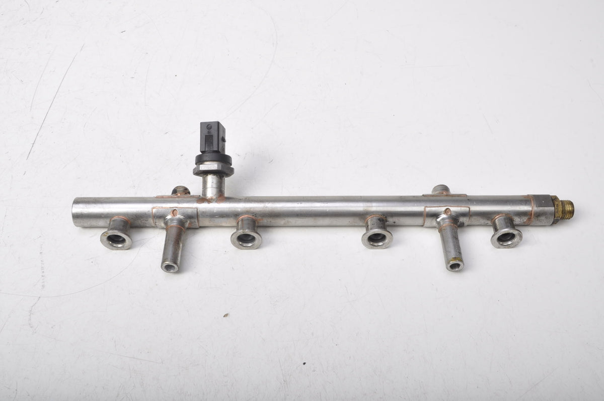SEAT LEON III 2.0 LIFT INJECTION RAIL 06K133317AB
