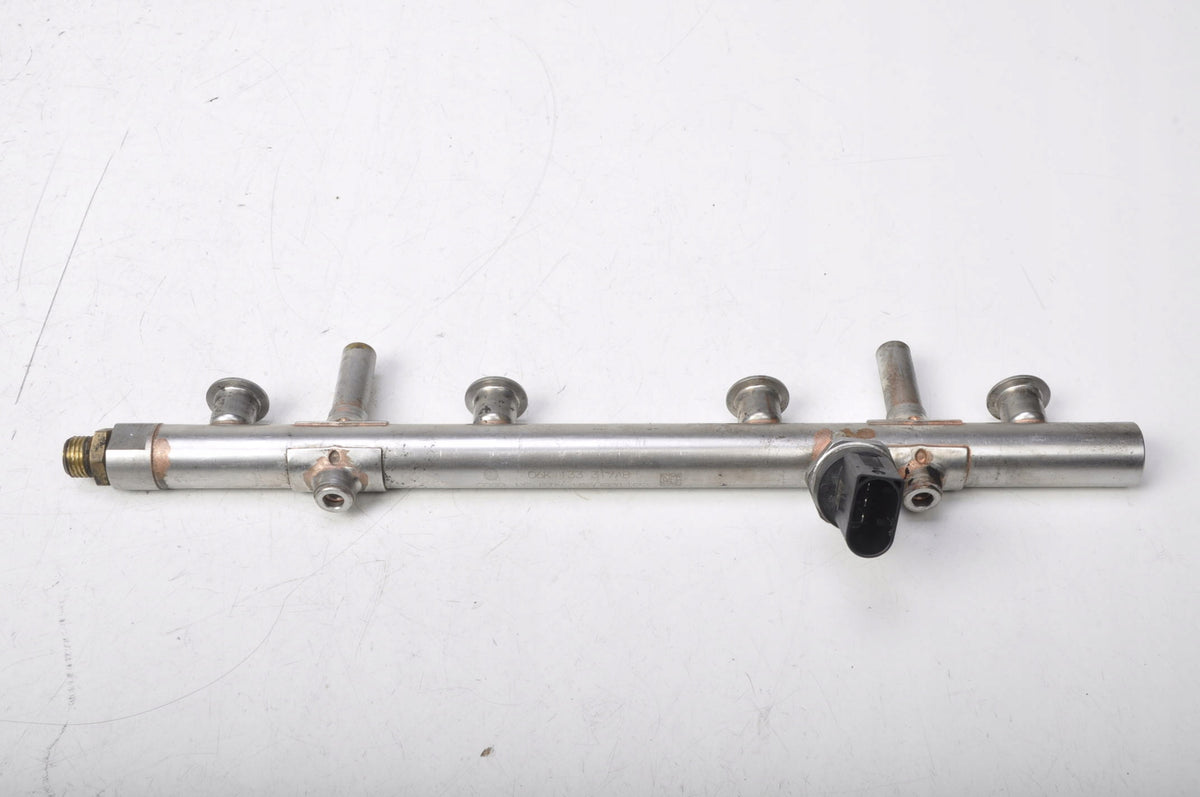 SEAT LEON III 2.0 LIFT INJECTION RAIL 06K133317AB