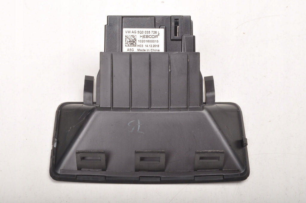 SEAT LEON III SOCKET PANEL USB PORT REAR 5Q0035726L