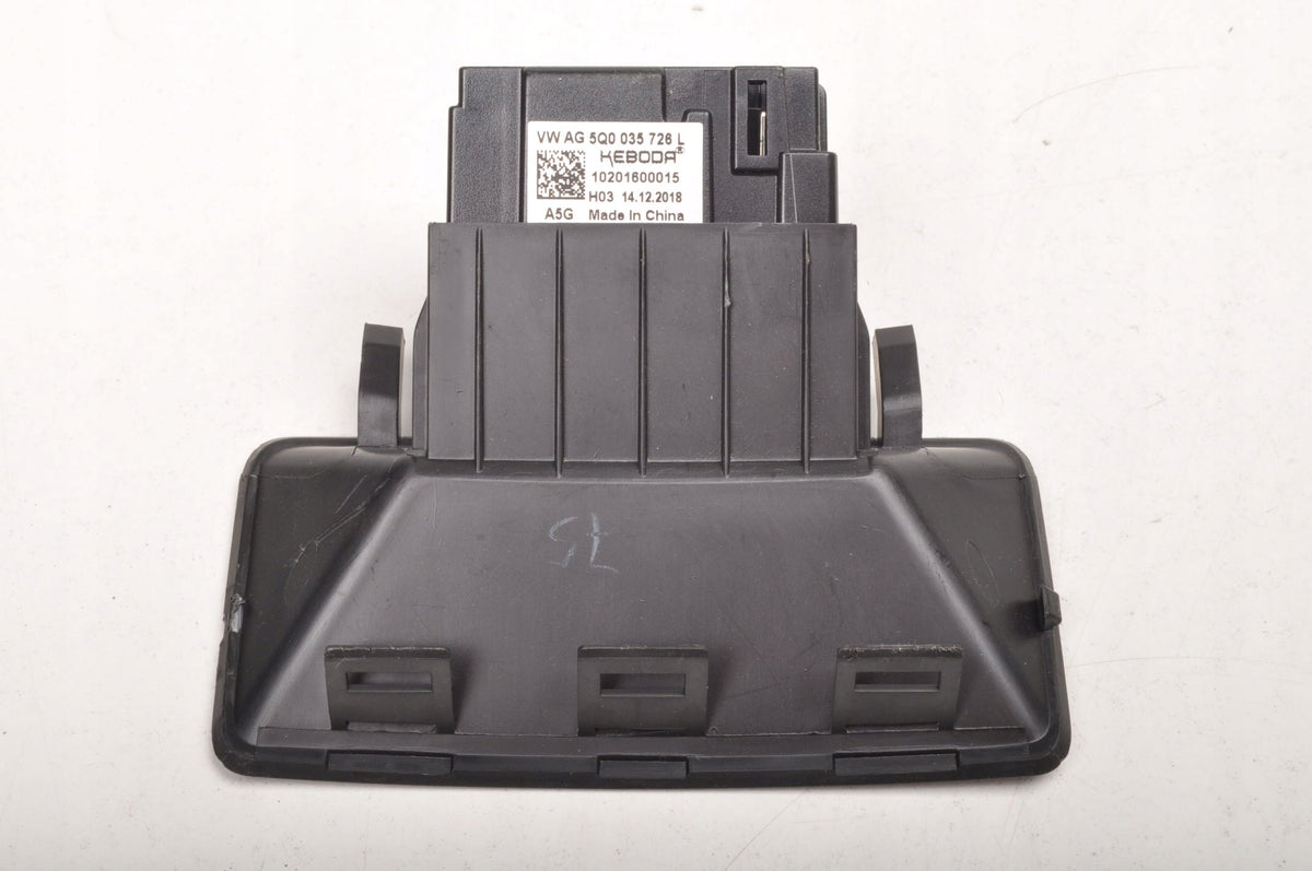 SEAT LEON III SOCKET PANEL USB PORT REAR 5Q0035726L